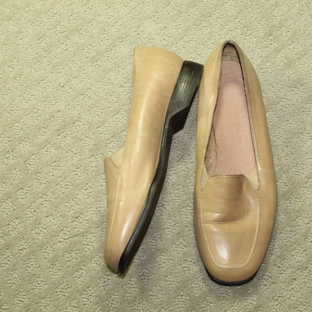 Munro American Size 8 Light Tan Leather Loafers